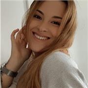 simpática, amable, puntual y a niños de primaria